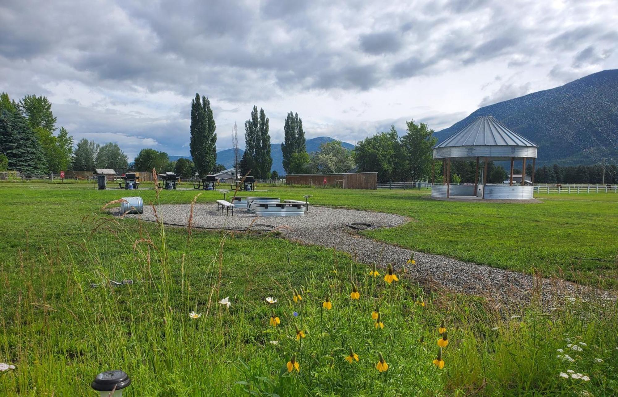 Glacier Acres Guest Ranch Motel Columbia Falls Exterior photo